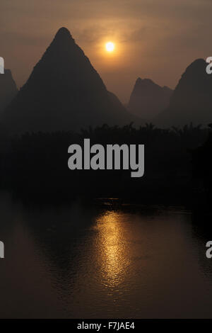 Sonnenaufgang über dem Kalkstein Karst Formationen Guilin Region Guangxi, China LA008233 Stockfoto