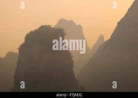 Kalkstein Karst-Formationen am Fluss Li an Misty Dawn Guilin Region Guangxi, China LA008236 Stockfoto