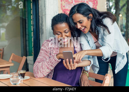 Freunde suchen auf Smartphone zusammen Stockfoto