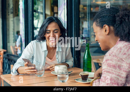 Freunde treffen im Straßencafé Stockfoto