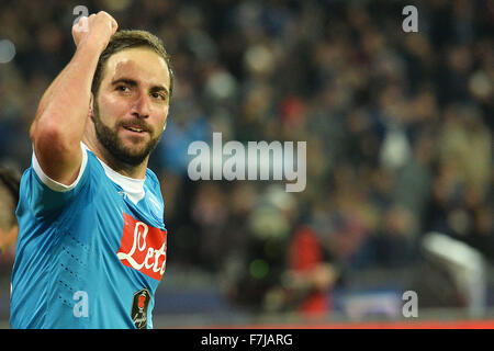 Italien. 30. November 2015. Napoli vorwärts Gonzalo Higuain feiert nach dem zweiten Tor gegen Inter-Napoli 30.11.2015 Stadio San Paolo Fußball Calcio 2015/2016 Serie A Napoli - Inter-Napoli gewann 2: 1 Credit: Andrea Staccioli/Alamy Live-Nachrichten Stockfoto