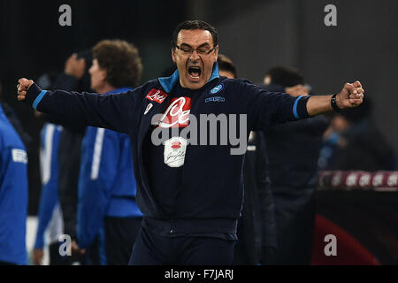 Italien. 30. November 2015. Napoli-Trainer Maurizio Sarri feiert am Ende des Spiels Napoli 30.11.2015 Stadio San Paolo Fußball Calcio 2015/2016 Serie A Napoli - Inter-Napoli gewann 2: 1 Credit: Andrea Staccioli/Alamy Live-Nachrichten Stockfoto