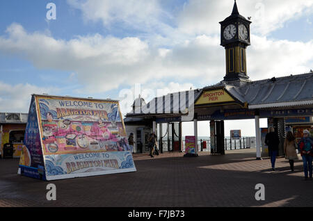 Der Eingang zum Pier von Brighton in East Sussex Stockfoto