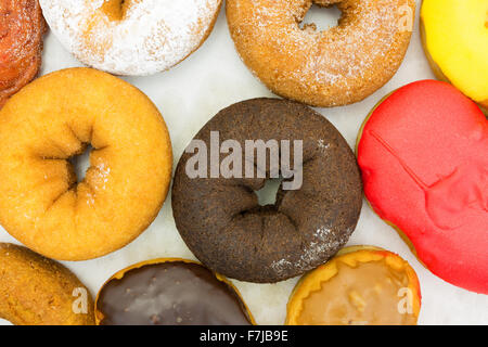 Enge Draufsicht einer Gruppe verschiedene Donuts und vereisten Donut Bars in einem Karton. Stockfoto