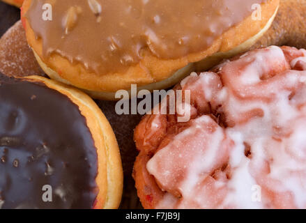 Nahaufnahme von sortierten Donuts und Eistee Kirsche Krapfen mit natürlichem Licht beleuchtet. Stockfoto