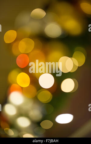 Weihnachtsbaum mit Dekorationen, verschwommen, unscharf Stockfoto