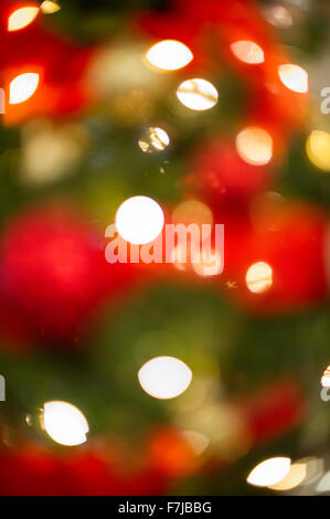 Weihnachtsbaum mit Dekorationen, verschwommen, unscharf Stockfoto