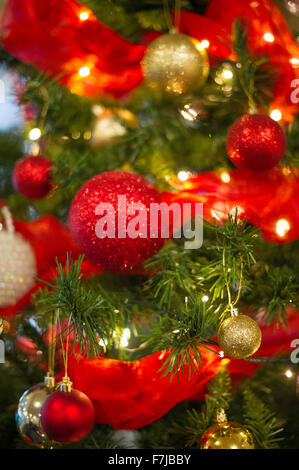 Weihnachtsbaum mit Dekorationen, verschwommen, unscharf Stockfoto