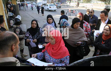 Kairo, Ägypten. 1. Dezember 2015. Ägyptischen Wähler warten gestimmt, da ein Soldat Wache vor einem Wahllokal in der Stichwahl in der zweiten Phase der ägyptischen Parlamentswahlen in Kairo, Ägypten, am 1. Dezember 2015 steht. Bildnachweis: Ahmed Gomaa/Xinhua/Alamy Live-Nachrichten Stockfoto