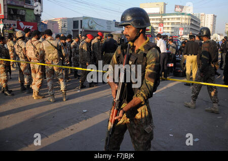 Karachi. 1. Dezember 2015. Ein pakistanischer Soldat steht Wache am Angriff Standort im südlichen Hafenstadt pakistanischen Stadt Karachi, 1. Dezember 2015. Zwei Soldaten wurden getötet, als einige unbekannte Kämpfer am Dienstag, ein Fahrzeug der Militärpolizei in Karachi angegriffen ein Armee-Erklärung. Bildnachweis: Masroor/Xinhua/Alamy Live-Nachrichten Stockfoto