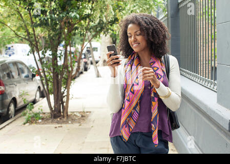 Frau mit Handy Stockfoto