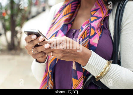 Frau mit Handy Stockfoto