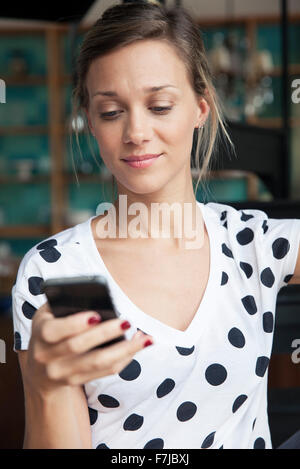 Frau mit smartphone Stockfoto