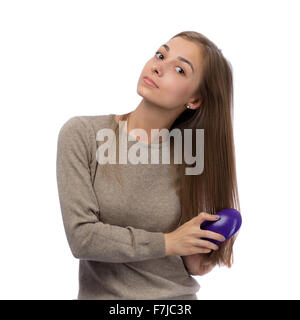 20 Jahre ist altes Mädchen im Studio gekämmt. Isolieren Sie auf weiß. Stockfoto