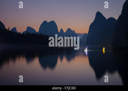Gelbes Tuch Reflexion vor Morgengrauen Guilin Region Guangxi, China LA008267 Stockfoto