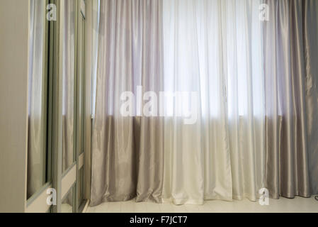 Fragmente von Seide Vorhänge am Fenster Stockfoto