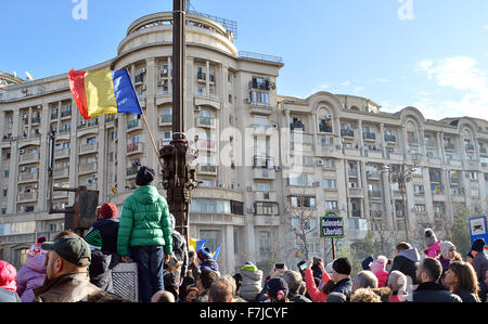 Bukarest, Rumänien. 1. Dezember 2015. Menschenmengen säumen Bulevardul Libertatii (Freiheit Boulevard) und rumänische Flaggen wehen wie die Parade der Streitkräfte und Rettungsdienste vorbei am Nationalfeiertag Rumäniens. Bildnachweis: Douglas MacKenzie/Alamy Live-Nachrichten Stockfoto