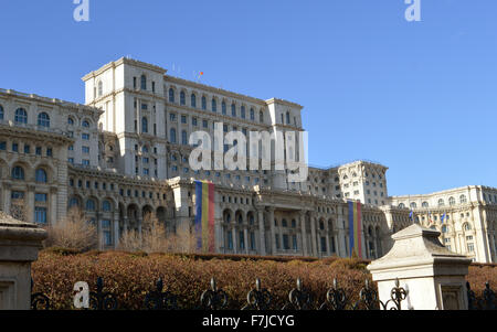 Bukarest, Rumänien. 1. Dezember 2015. Das rumänische Parlament, das größte städtische Gebäude in der Welt, ist für den Nationalfeiertag, Kredit in rumänische Flaggen geschmückt: Douglas MacKenzie/Alamy Live News Stockfoto