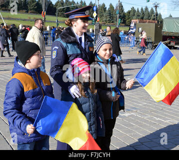 Bukarest, Rumänien. 1. Dezember, 2015. Familien feiern Nationalen Rumäniens Tag mit den Mitgliedern der Streitkräfte und der Rettungsdienste in Piata Constitutiei. Quelle: Douglas MacKenzie/Alamy leben Nachrichten Stockfoto