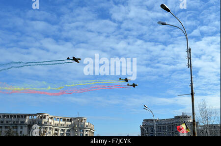 Bukarest, Rumänien. 1. Dezember, 2015. Flugzeuge fliegen, Freiheit Boulevard (bulevardul Libertatii) mit Rauch Wanderwege in rumänischen nationalen Farben für eine Nationale Tag. Quelle: Douglas MacKenzie/Alamy leben Nachrichten Stockfoto