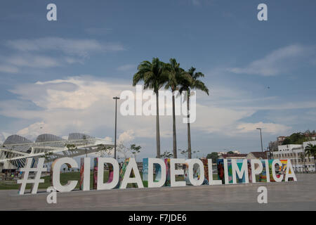 Blick auf Praça Mauá mit dem #CIDADEOLIMPICA Zeichen Prominente vor dem Museu Do Amanhã (Museum von morgen). Rio De Janeiro, Brasilien, Olympischen Spiele 2016. Stockfoto