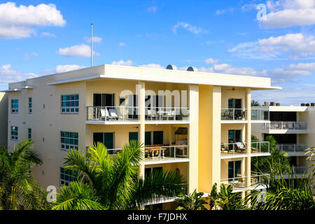 Apartments mit Blick auf das Wasser des Golf von Mexiko auf Siesta Key Insel in Florida Stockfoto