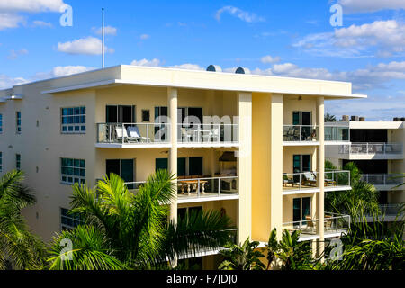 Apartments mit Blick auf das Wasser des Golf von Mexiko auf Siesta Key Insel in Florida Stockfoto