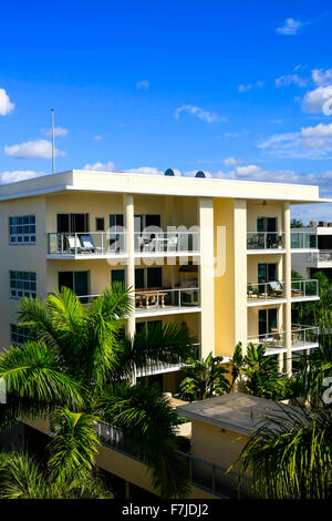 Apartments mit Blick auf das Wasser des Golf von Mexiko auf Siesta Key Insel in Florida Stockfoto