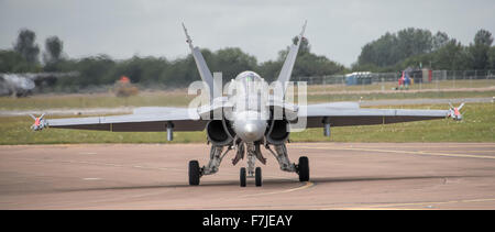 McDonnell Douglas F - 18C Hornet von der finnischen Luftwaffe taxis zurück in seine Parkposition nach der Anzeige bei der RIAT 2015 Stockfoto