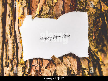 "Frohes neues Jahr" Text in einer Tanne in Vintage-Farben. Stockfoto