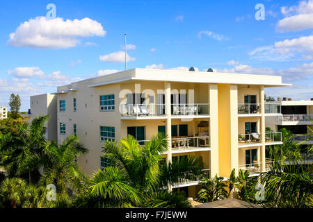 Apartments mit Blick auf das Wasser des Golf von Mexiko auf Siesta Key Insel in Florida Stockfoto