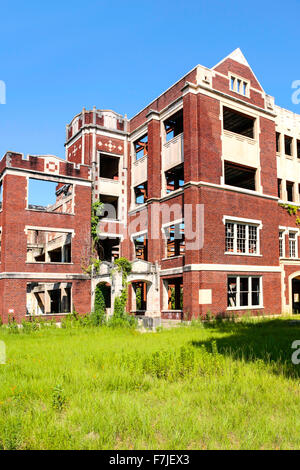 Die verlassene und zerstörte High School Gebäude in Hattiesburg, Mississippi Stockfoto