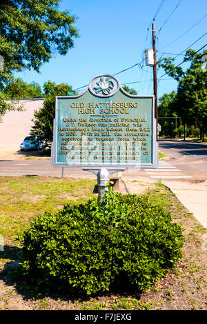 Hattiesburg High Oldschool historische Gedenktafel außerhalb der verlassenen und verkohlte Reste dieses Gebäude in Mississippi Stockfoto