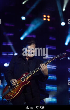 Dublin, Irland, Simple Minds live bei der 3 Arena, Dublin am 29. November 2015 in Dublin, Irland Stockfoto