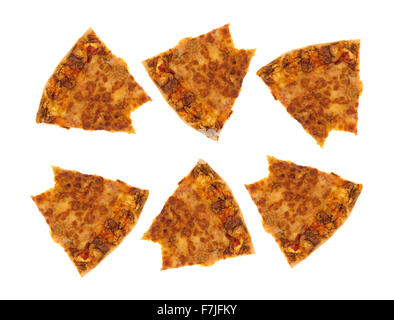 Mehrere Scheiben Tag alt kalt übrig gebliebenen Käse Pizza, die gebissen wurden isoliert auf einem weißen Hintergrund. Stockfoto