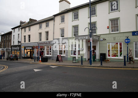 Spar und Edinburgh Woollen Mühle Geschäfte in einer Parade in Aberystwyth, Wales Stockfoto