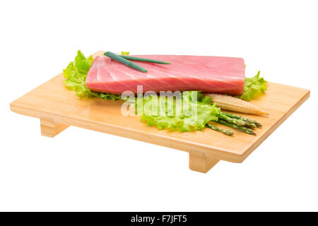 Roher Thunfisch-Steak mit Spargel und Salat Stockfoto