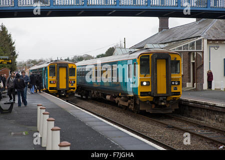 Klasse 153 Super Sprinter sind Single-Coach Diesel Triebwagen von zwei Trainern in Llandrindod Wells Wales umgewandelt Stockfoto