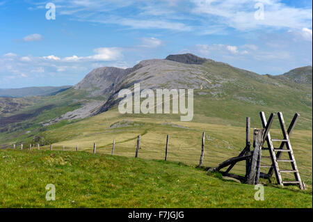 Ein Blick auf den Stil an Craig Las (660 m.) mit Blick auf die Seite des Berges bis zum Gipfel des Cader Idris (890m) Stockfoto