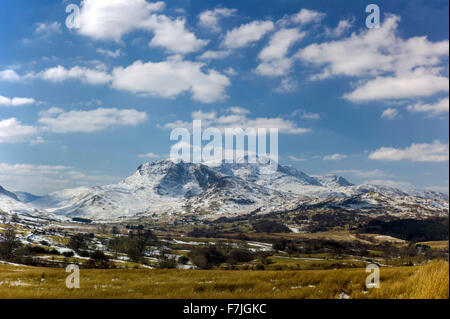 Ein malerischen Blick auf Cader Idris aus dem Osten mit der Bergkette in Frühlingsschnee bedeckt, Begrünung Felder im Vordergrund. Stockfoto