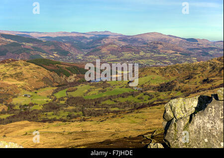 Ein Blick vom Cader Idris pony Weg über See Gwernan mit Teilen der industriellen Stadt Mawddach Tal mit der fernen Rhinogs Stockfoto