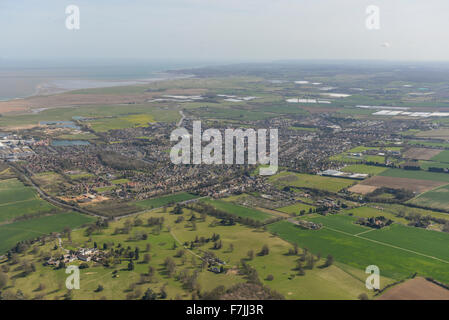 Eine große Luftaufnahme zeigt der Kent Stadt von Faversham und Umland Stockfoto