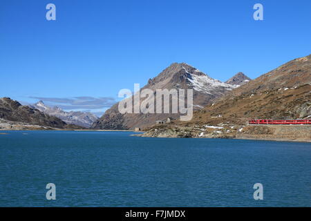 Zug auf die Bernina-Pass und türkisblauen Lac Blanc Stockfoto