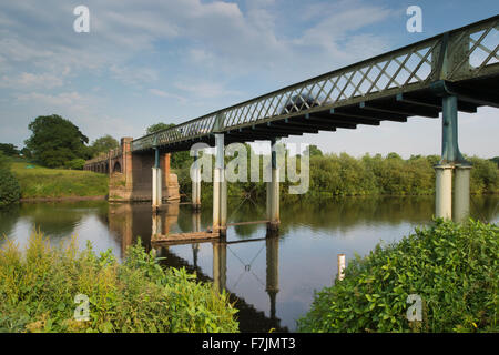 Sommer, Sonne und blauer Himmel, fahren Autos über schmale stilistisch Mautbrücke, spiegelt sich in den Fluß Ure, North Yorkshire, England, GB, UK - niedrige Sicht. Stockfoto