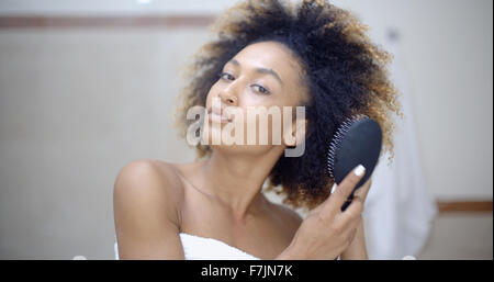 Frau, die Haare am Morgen Festsetzung Stockfoto