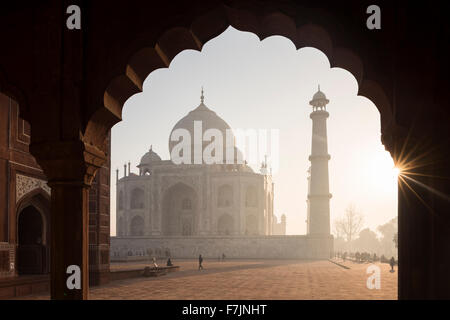 Morgendämmerung am Taj Mahal, Agra, Uttar Pradesh, Indien Stockfoto