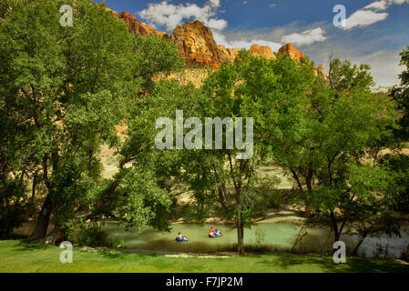 Menschen hinuntertreiben Virgin River im Zion Nationalpark, Utah Stockfoto