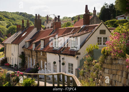 Reihe von traditionellen, urigen Hütten mit Pantiles in dem malerischen Dorf Whitbys, North Yorkshire, England, UK, an einem sonnigen Sommertag. Stockfoto