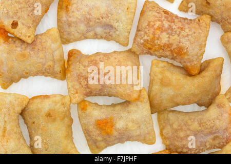 Mehreren Bissen Größe Pizza Brötchen auf ein weißes Papierserviette, die Mikrowelle wurde. Stockfoto