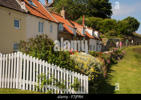 Reihe von traditionellen, urigen Hütten mit Pantiles in dem malerischen Dorf Whitbys, North Yorkshire, England, UK, an einem sonnigen Sommertag. Stockfoto